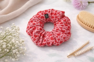 Scrunchie saténová -Srdíčka červená 