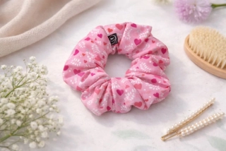 Scrunchie saténová -růžové srdíčka